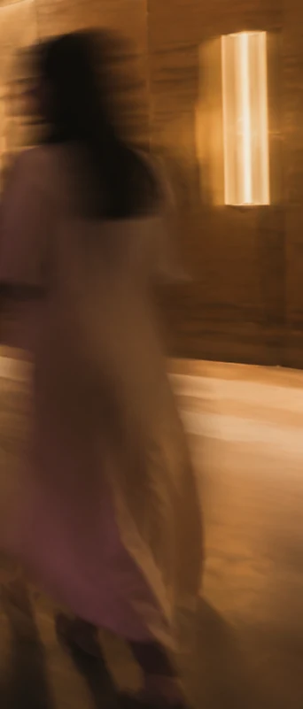 شخص يتحرك داخل مساحة دافئة بإحساس ضبابي